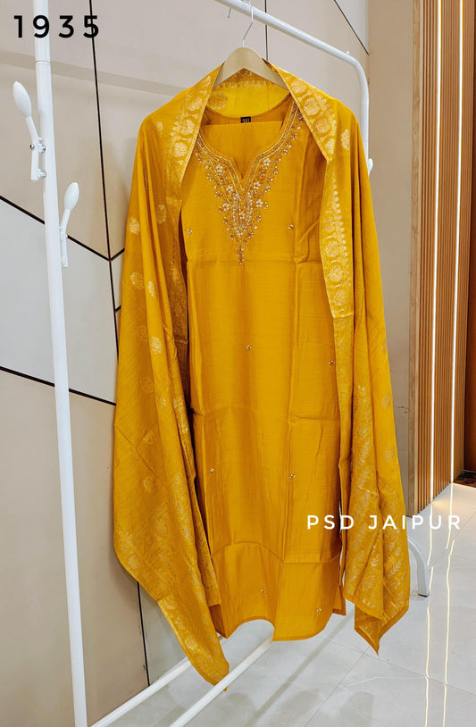Haldi Pila Roman suit