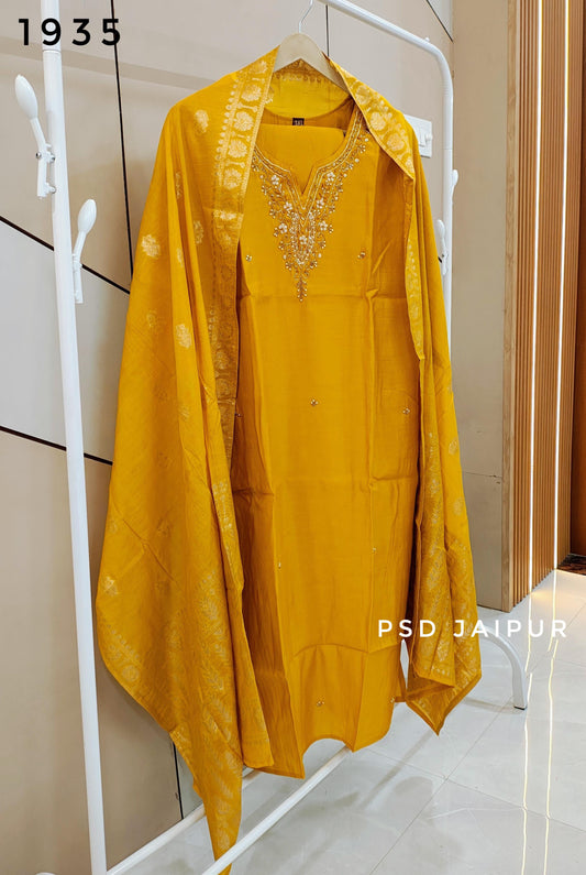Haldi Pila Roman suit